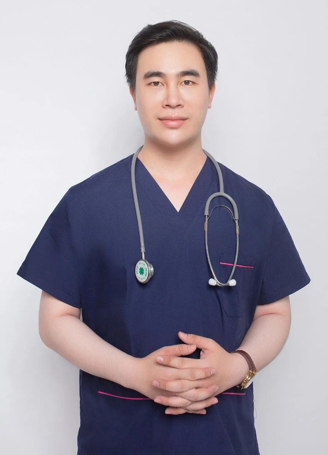 Uniforme clínico masculino de Línea Hospitalaria